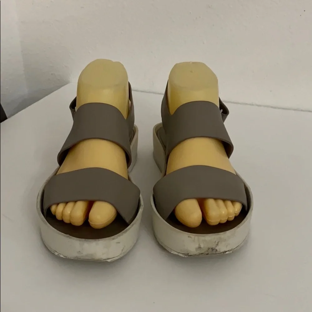 Authentic Vince grey leather designer sandals Sz 7
